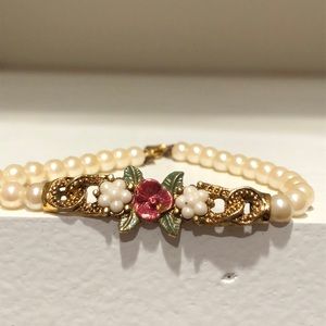 Bracelet with flower and pearls...
